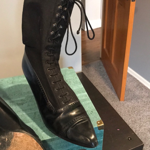 Size 10b black boots - Picture 5 of 6